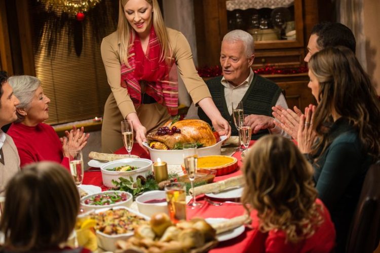 0_Family-having-Christmas-dinner