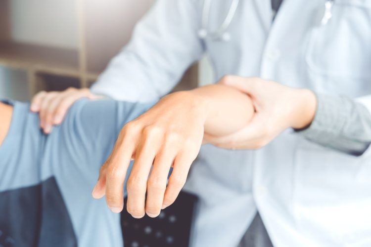 doctor-consulting-with-patient-shoulder-problems-physical-therapy-diagnosing-concept_t20_RzKvLm